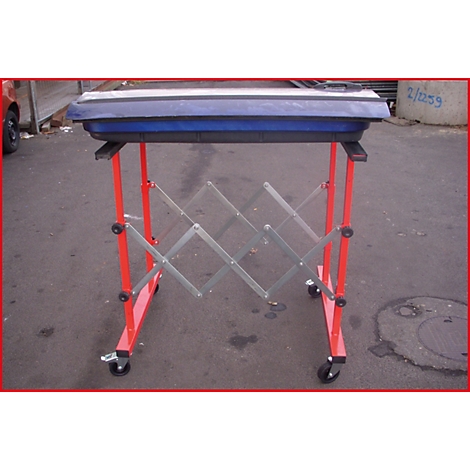 Ein roter, rollbarer Werkzeugtisch mit blauem Deckel. Das Z-förmige Gestell kann ausgezogen werden.